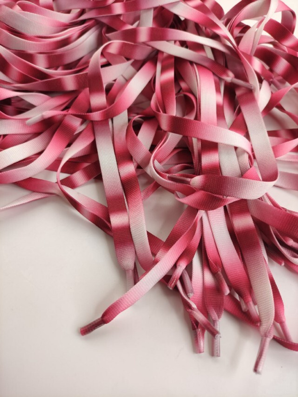 Шнурок (130 см), цвет- Бело-розовый градиент