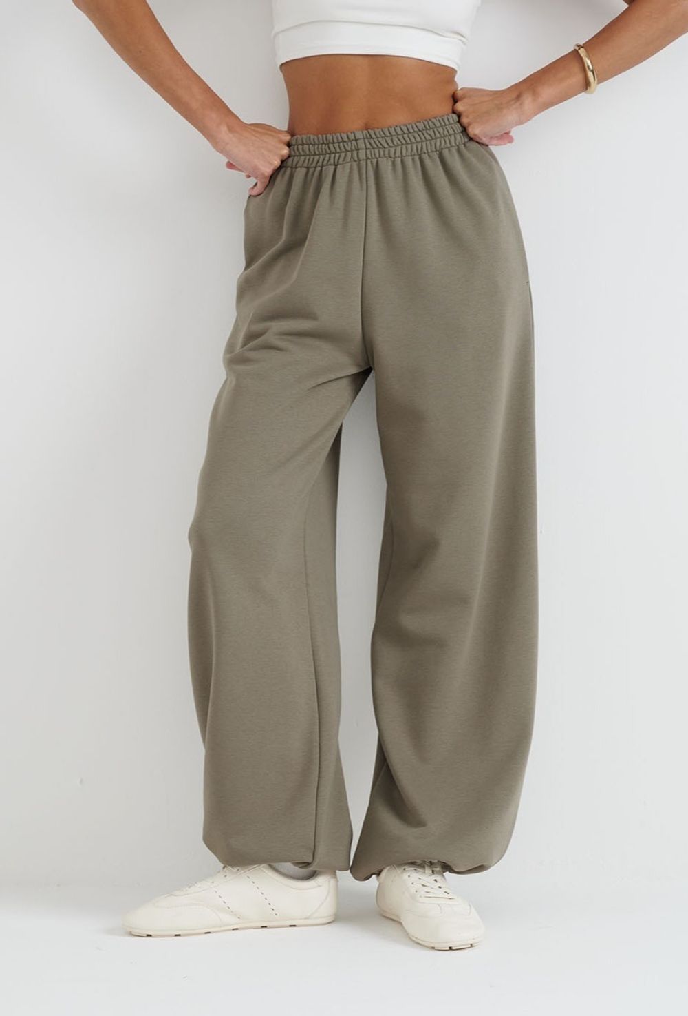 Широкие джоггеры без начеса с утяжкой цвета хаки