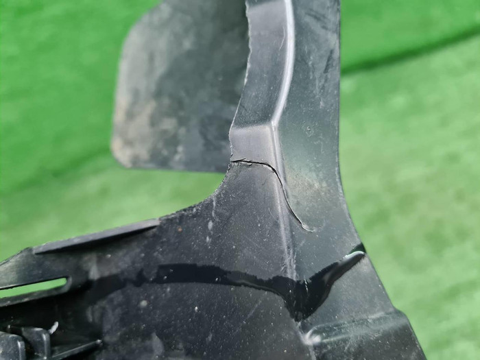 Кронштейн ПТФ правый BMW 3er F30 (2015-2020)