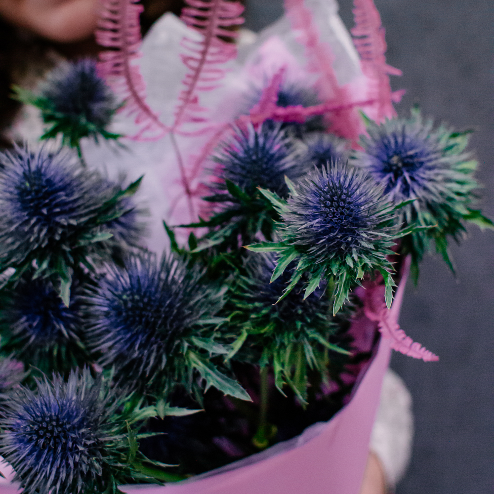 60. Запоминающийся сине-розовый букет с эрингиумом