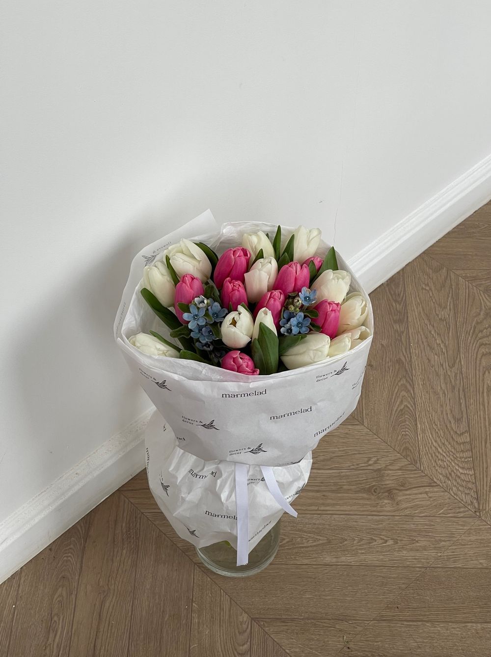 Букет из 21 тюльпана белого, розового цвета и незабудок