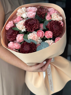 Рубиновые оттенки хризантем Бигуди, диантусы, кустовые пионовидные розы и эвкалипт в букете от Флора Маркет