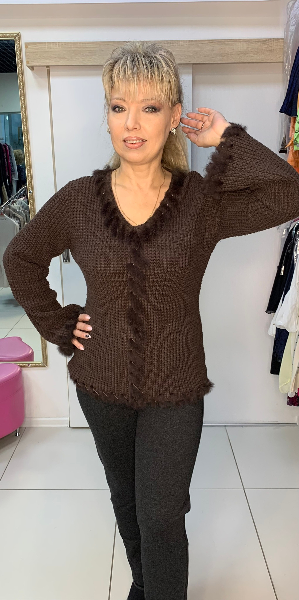 Коричневый джемпер с меховой отделкой