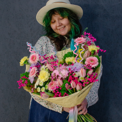 139. Стильный дизайнерский дофаминовый букет