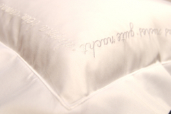 Наволочка 70х70 Christian Fischbacher Luxury Nights Sweet Dreams 557 белая Швейцария фрагмент