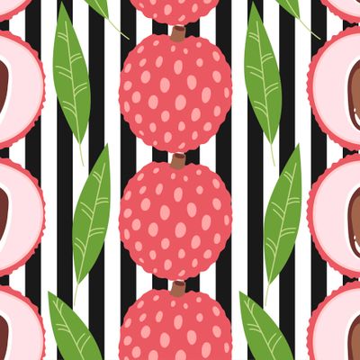 Фрукт личи и листья на полосатом черно-белом фоне