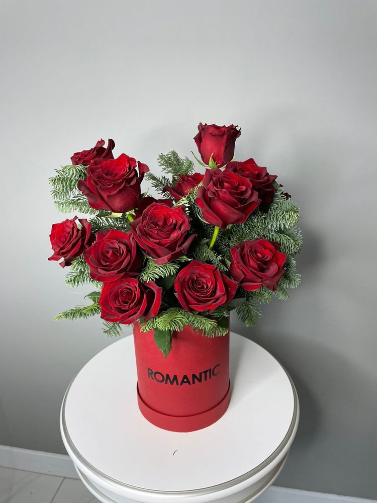 Коробка с розами новогодняя