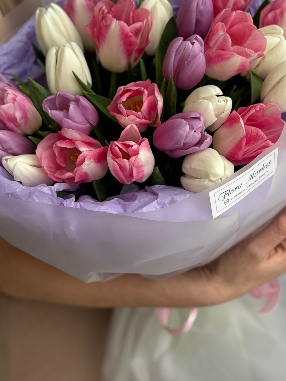 Утонченное сочетание розовых, белых и сиреневых тюльпанов в монобукете от Флора Маркет
