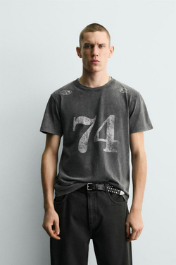 ZARA ФУТБОЛКА С КОНТРАСТНЫМ ПРИНТОМ И ЭФФЕКТОМ ПОТЕРТОСТИ, СЕРЫЙ