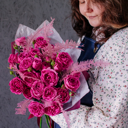 51. Классический малиновый букет с кустовыми розами