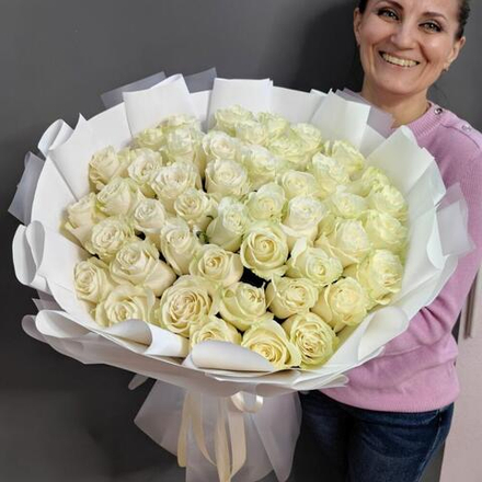 Букет 45 белых роз сорта "Мондиаль" (Эквадор 60 см)