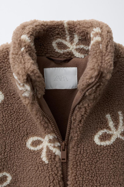 ZARA КУРТКА ИЗ ИСКУССТВЕННОЙ ОВЧИНЫ С БАНТАМИ, КОРИЧНЕВЫЙ