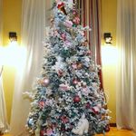 Заснеженная ель с гирляндой «Россо» холодный свет (Литая+пвх) 180 см / 1,8 м