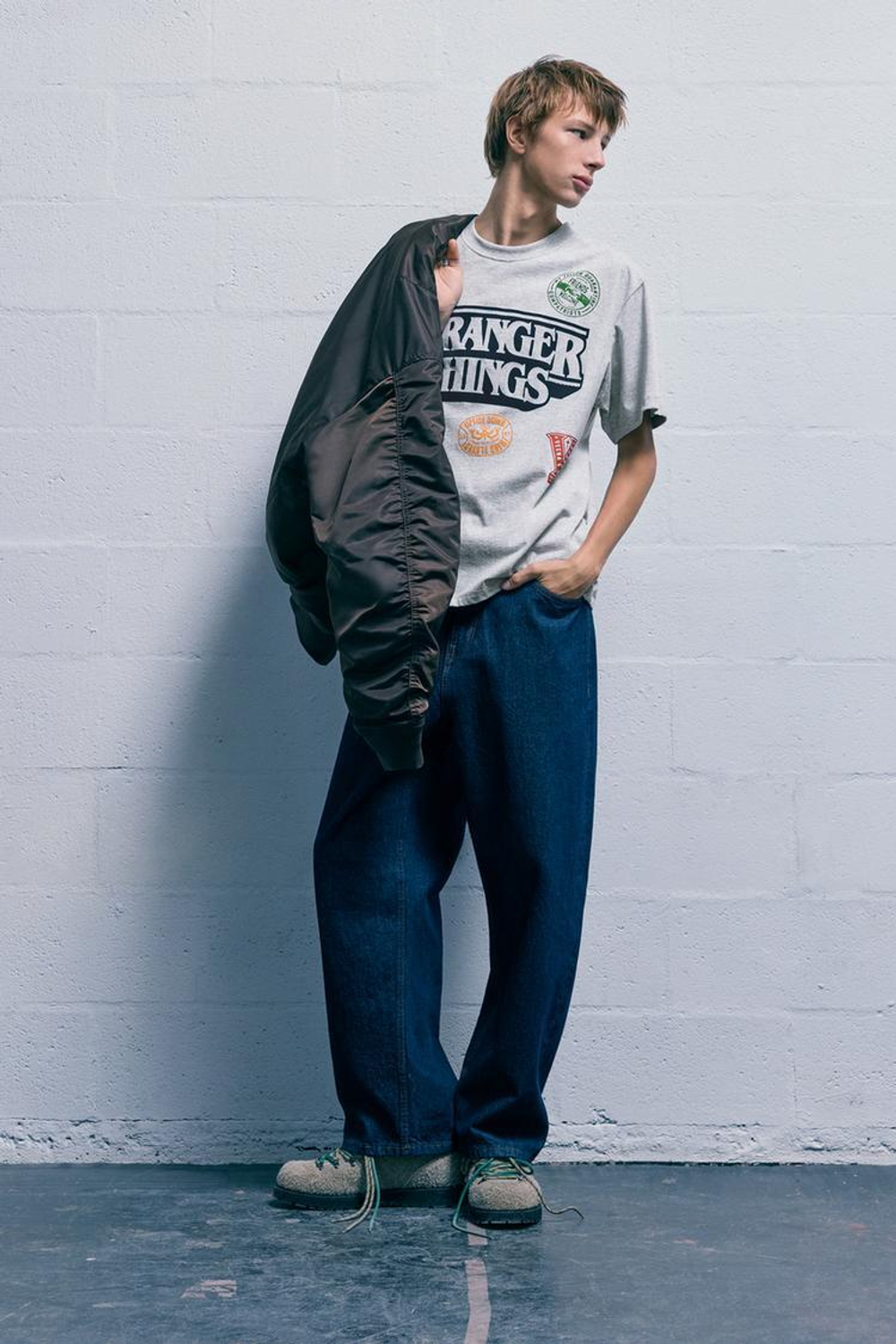 PULL&BEAR Футболка в полоску "Stranger Things" серый меланж