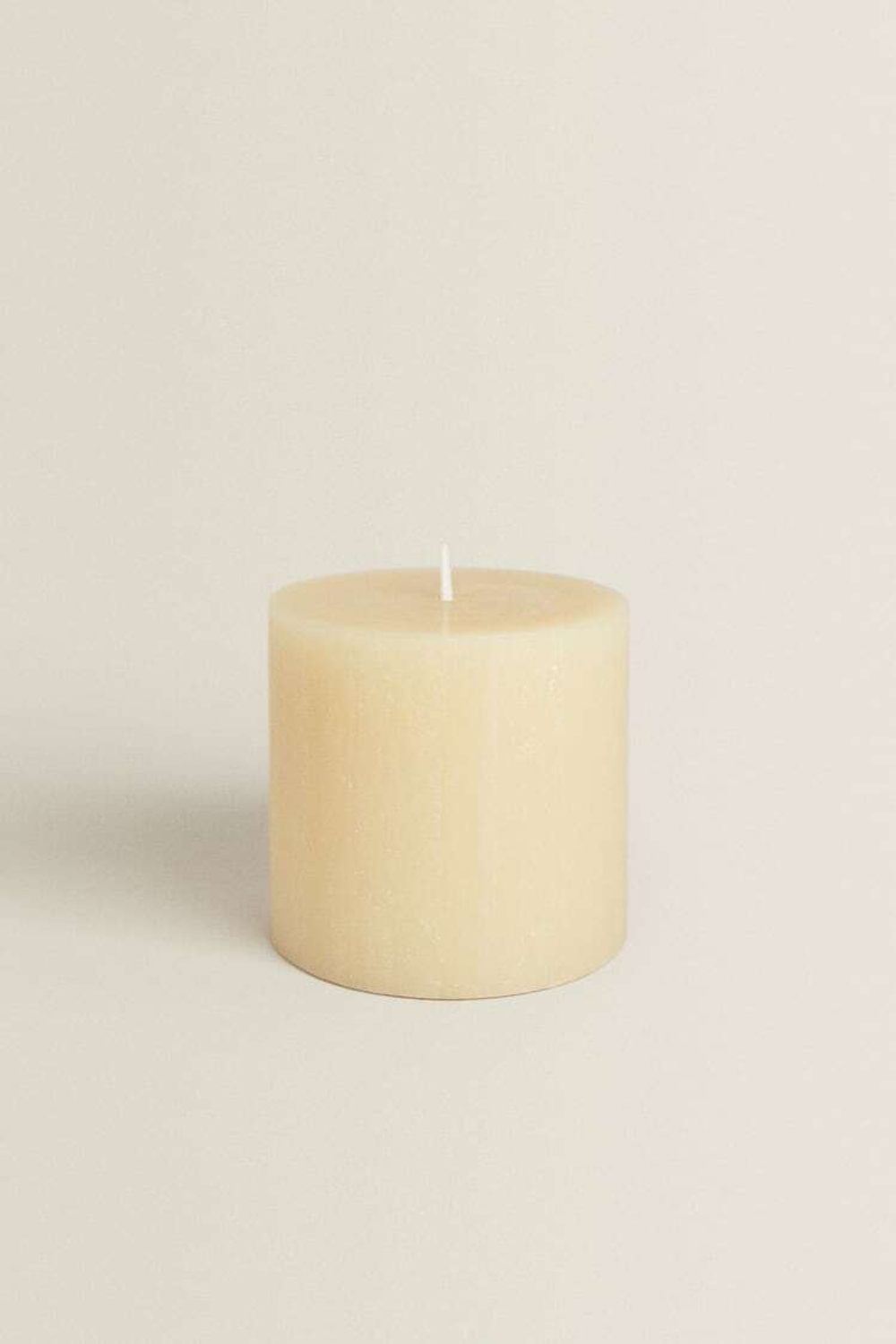 ZARA HOME ЦИЛИНДРИЧЕСКАЯ СВЕЧА,  СЛИВОЧНОЕ МАСЛО
