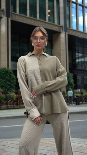 Трикотажный костюм в цвете хаки с брюками