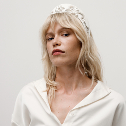 Кокошник M белый с декором из жемчуга и серебристых бусин