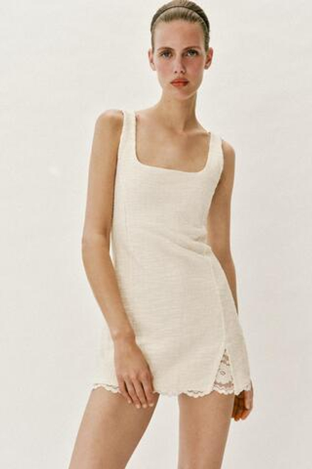 ZARA КОРОТКОЕ ПЛАТЬЕ ИЗ РЕЛЬЕФНОЙ ТКАНИ, ЭКРЮ