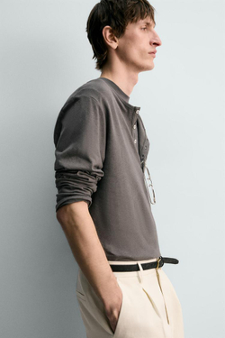 ZARA ФУТБОЛКА ИЗ ХЛОПКА И ЛЬНА С ВОРОТНИКОМ НА ПУГОВИЦАХ, ТЕМНО-СЕРЫЙ