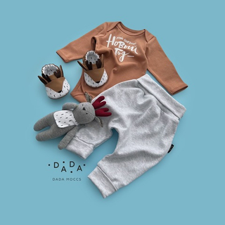 Комплект – боди с новогодним текстом, легкие трикотажные брюки, моксы Bamby и игрушка