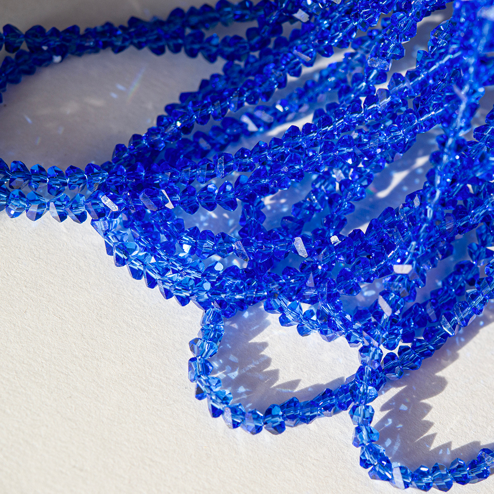 Хрустальные бусины в форме треугольника, оттенок "Синий", 3*4мм