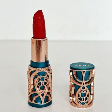 Помада для губ красная