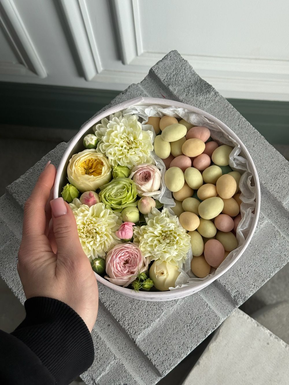 Цветочная композиция в коробке+ миндаль в белой шоколадной глазури