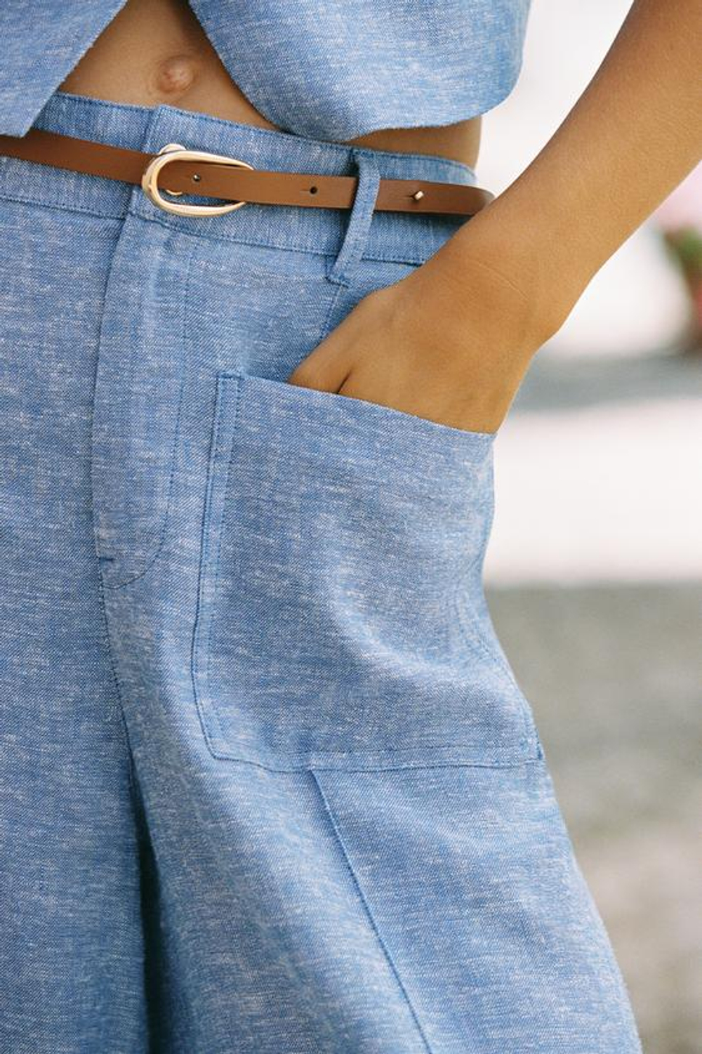 ZARA БРЮКИ С ШИРОКИМИ ШТАНИНАМИ И ЗАЩИПАМИ ИЗ СМЕСОВОГО ЛЬНА, ГОЛУБОЙ