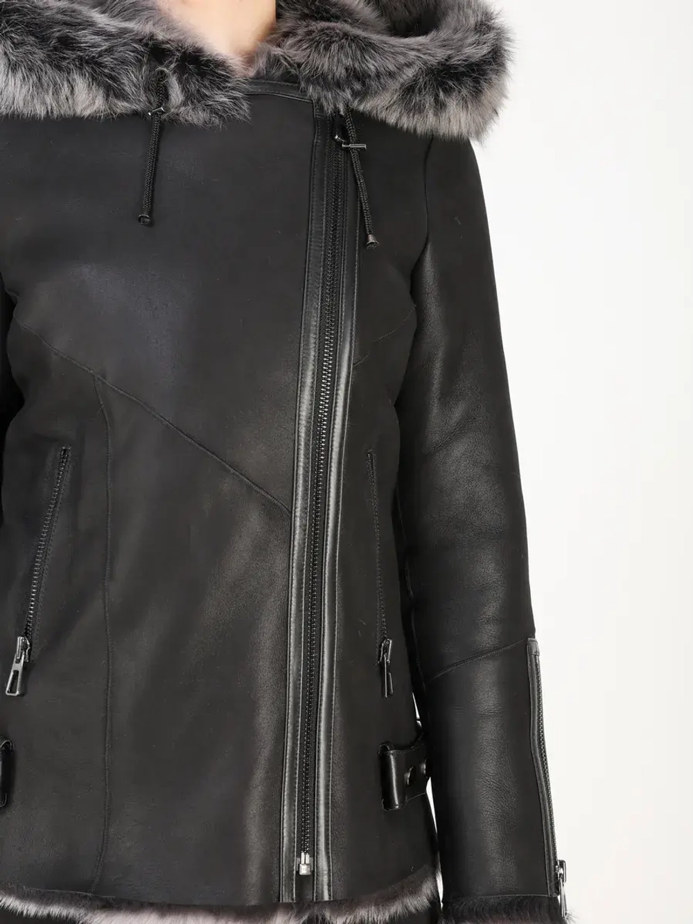 Дубленка зимняя натуральная с капюшоном короткая