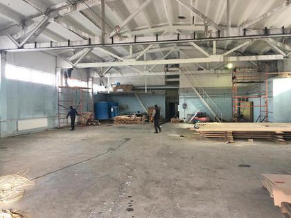 В новом здании ведется монтаж металлоконструкций