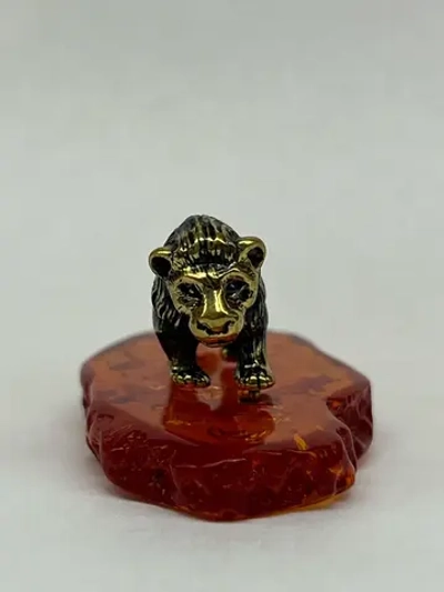 Бронзовая статуэтка на янтаре