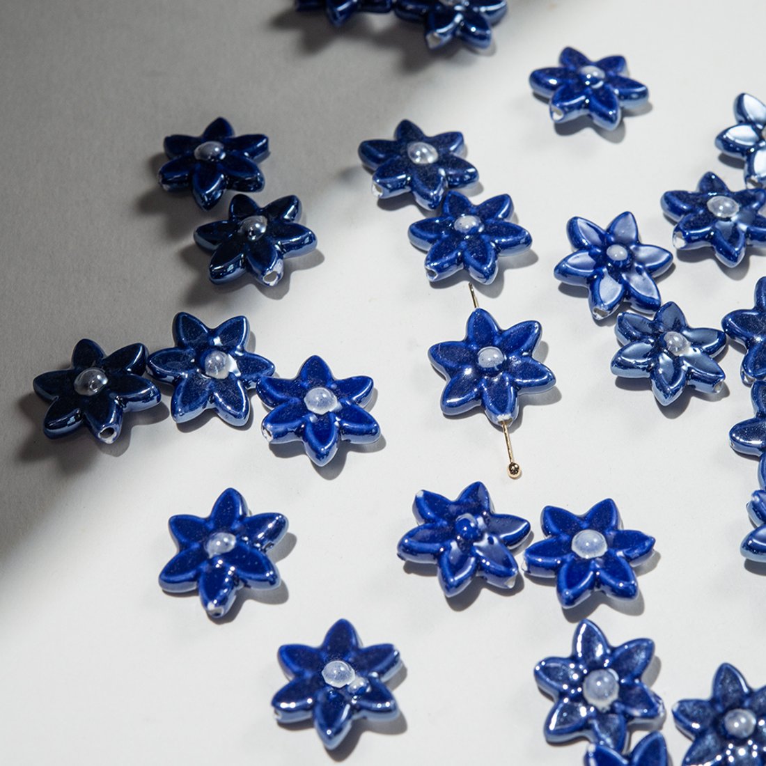 Бусина в форме цветка, 17*15,5мм, темно-синяя, глазурированный фарфор