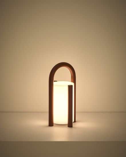 Портативная настольная лампа Leros из полиэтилена и стали терракотового цвета