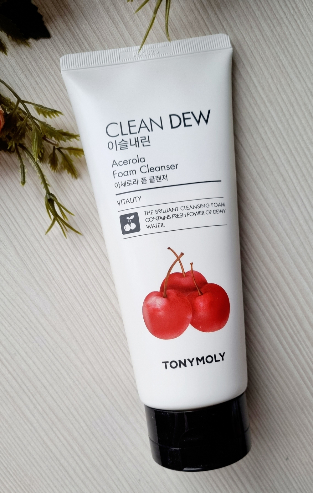 Корейская очищающая пенка для умывания лица с экстрактом ацелоры Clean Dew Acerola Foam Cleanser, 180 мл