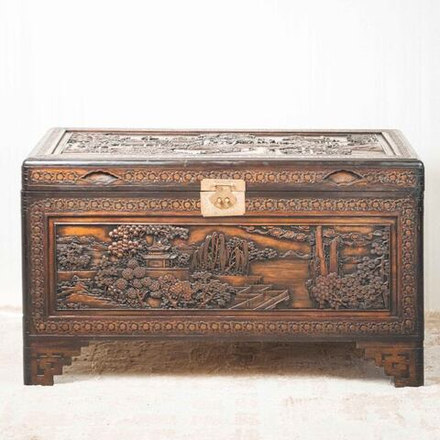Сундук со скульптурной резьбой