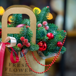 Новогодняя композиция в оригинальном оформлении