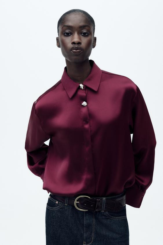 ZARA АТЛАСНАЯ РУБАШКА С ЗОЛОТИСТЫМИ ПУГОВИЦАМИ, ЦВЕТ БУРГУНДСКОГО ВИНА