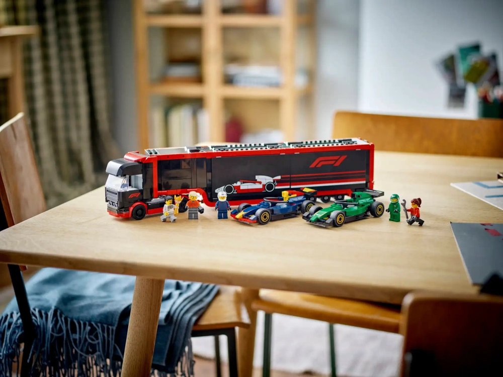 Конструктор LEGO City 60445 Грузовик с автомобилями RB20 и AMR 24 F1