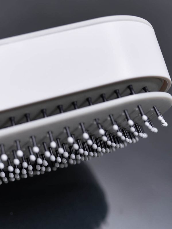 Самоочищающаяся расческа с кнопкой