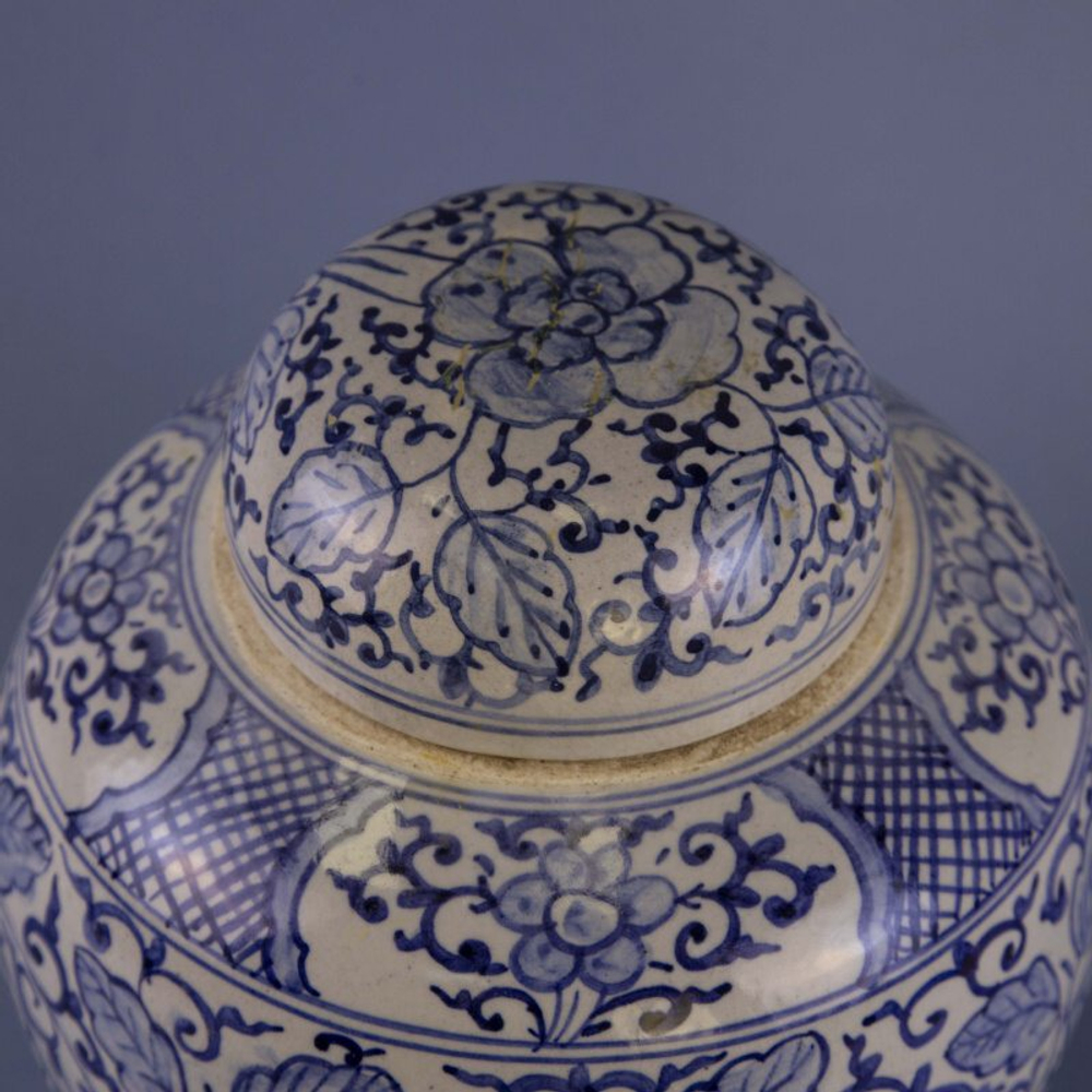 Ваза в бело-синих тонах с крышкой