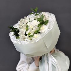 Букет из альстромерий, рускуса и хризантем