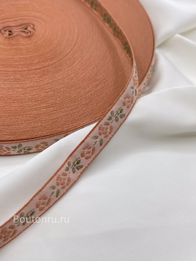 Тесьма (лента) пыльно-розовая с цветочками 1 см жаккард