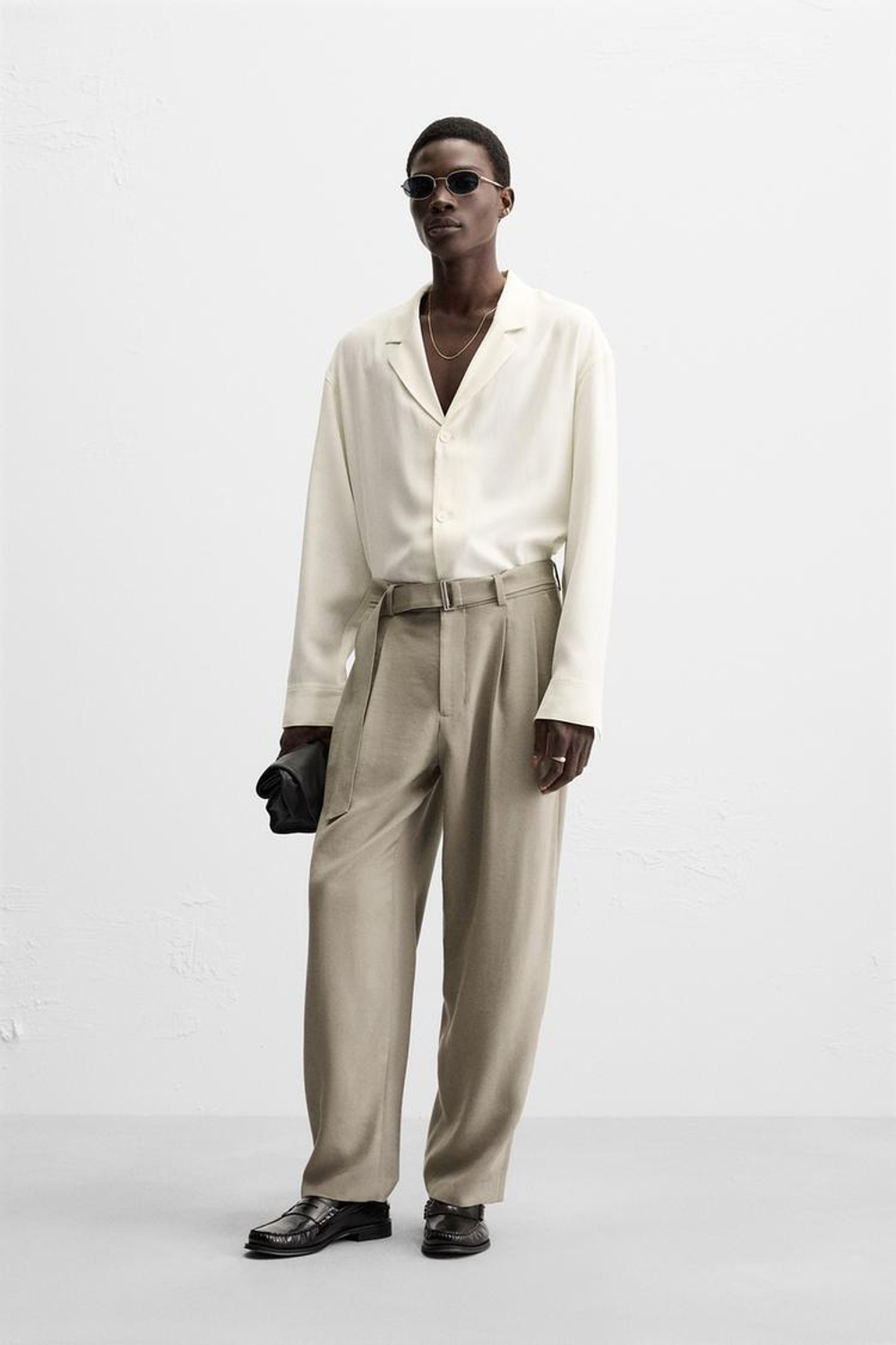 ZARA БРЮКИ С ЗАЩИПАМИ И РЕМНЕМ, СЕРЫЙ