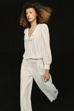 ZARA АТЛАСНАЯ БЛУЗА С ВОЛАНАМИ И ПОДПЛЕЧНИКАМИ, ЭКРЮ