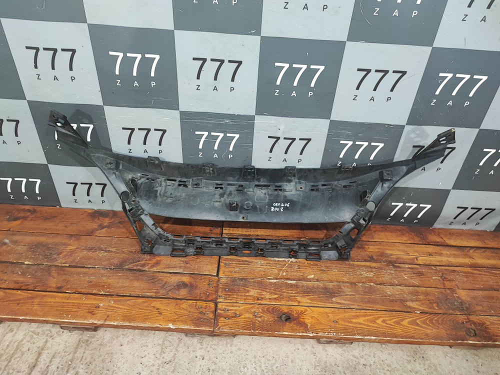 Кронштейн решетки радиатора Peugeot 3008 2 16-20 Б/У Оригинал 9815317777