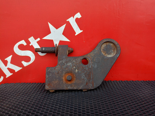 Кронштейн амортизатора нижний правый