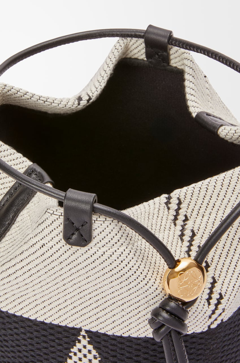 Loewe Маленькая сумка-ведро Treasure Bako из жаккардовой парусины и телячьей кожи, натуральный/черный