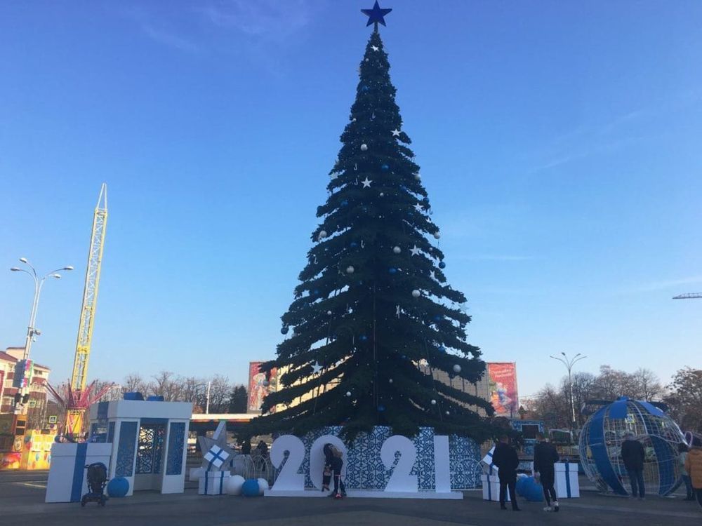 Светодинамическая елка ствольная - встроенная гирлянда: Теплый свет - "Таежная" от 11 до 21 м