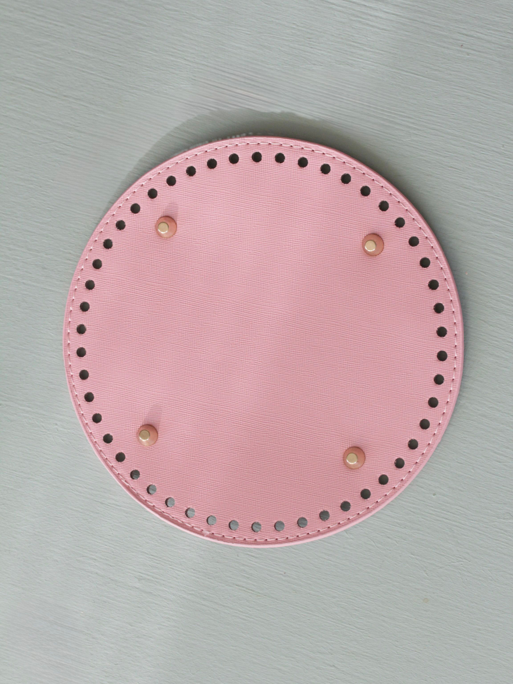 Донышко для вязания сумок и корзинок (круг 19 см, цвет розовый) / Круглое донышко с ножками для вязания сумки, шкатулки, коробки 19 см