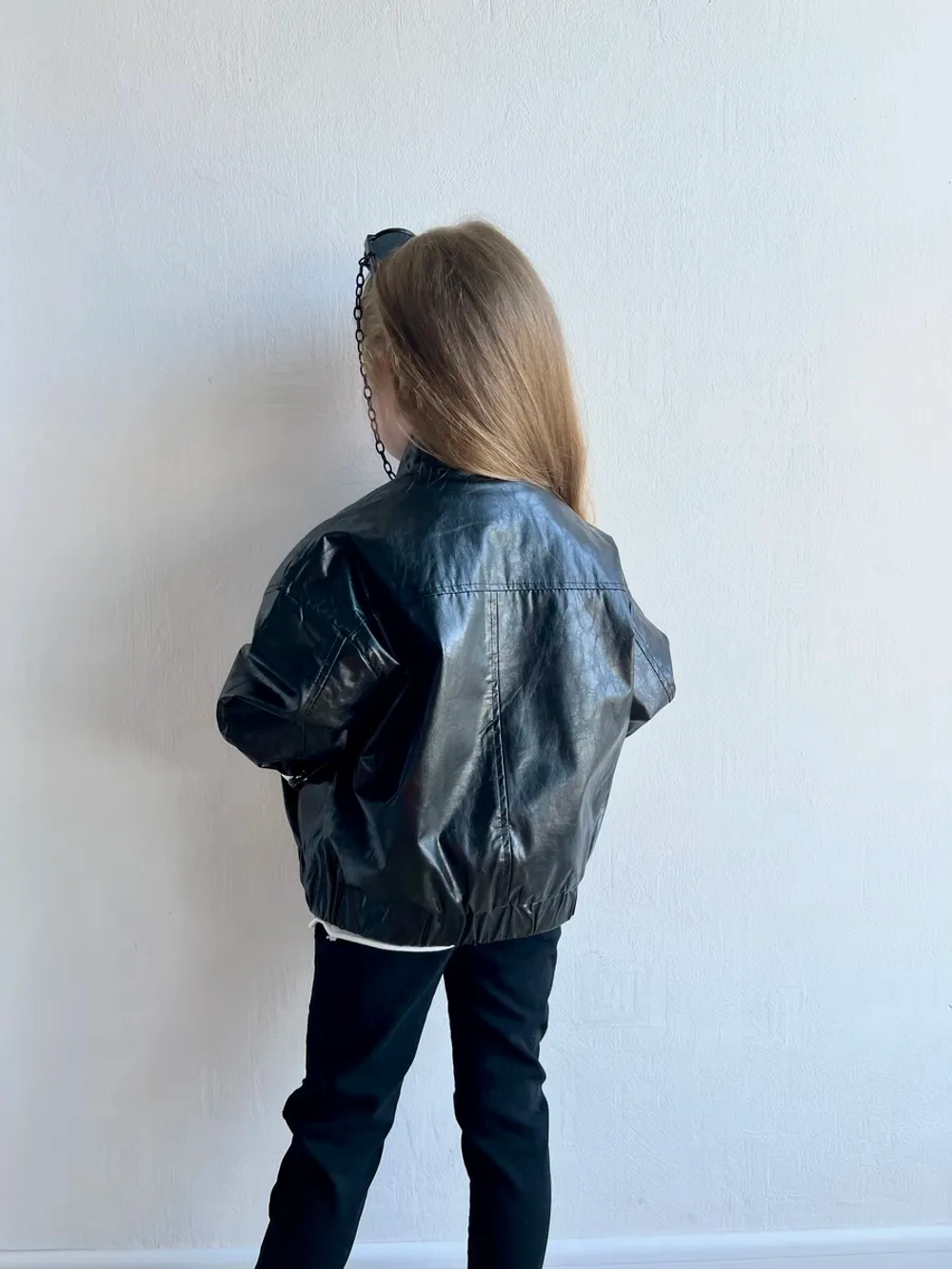 Бомбер из экокожи оверсайз